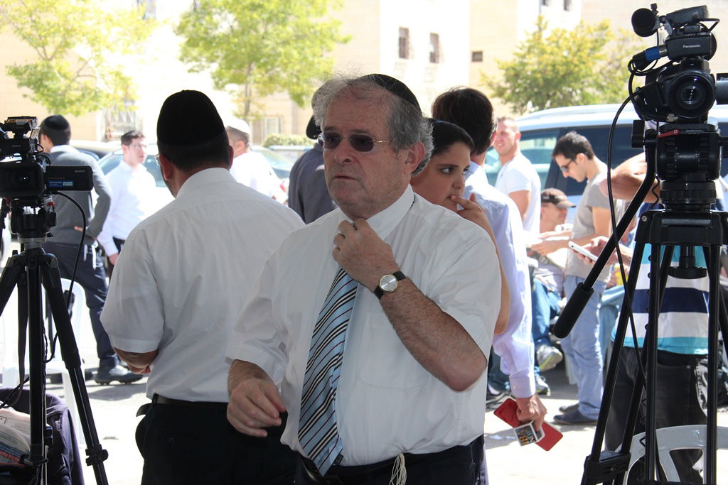 גלרית ענק: אלפים ובראשם גדולי ישראל בניחום אבלים בבית הגר"ע יוסף זצוק"ל