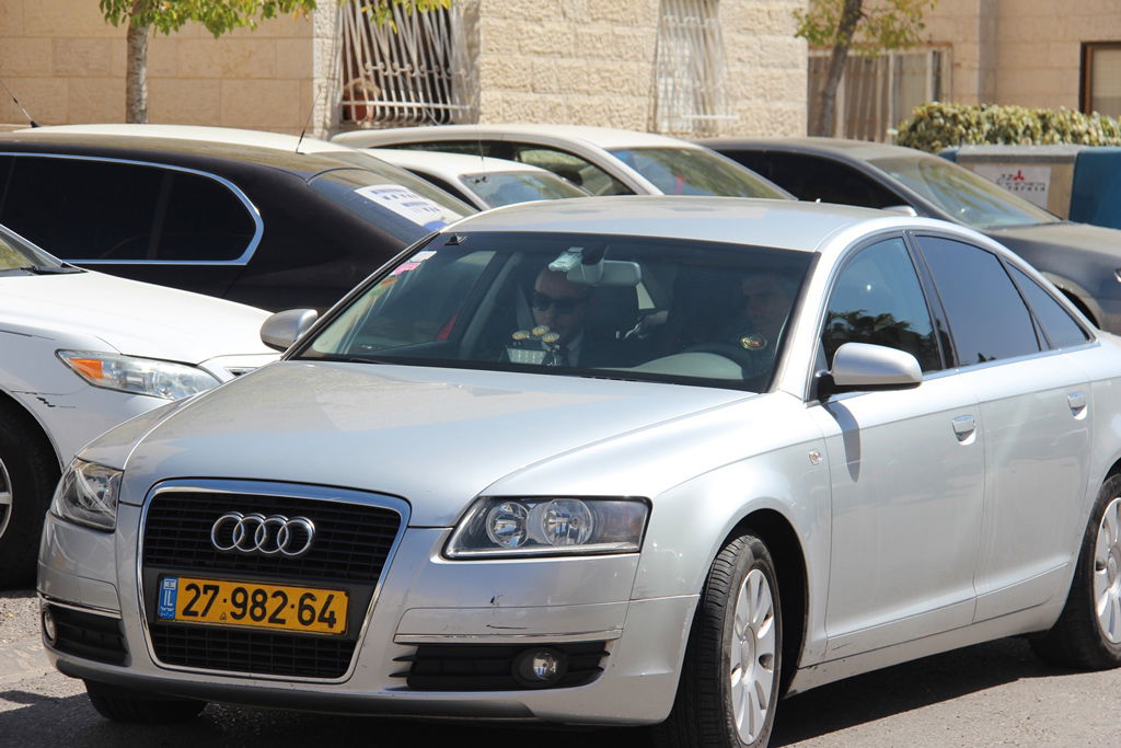 גלרית ענק: אלפים ובראשם גדולי ישראל בניחום אבלים בבית הגר"ע יוסף זצוק"ל