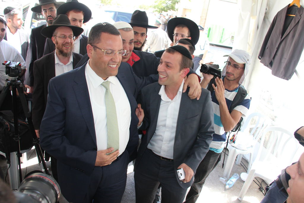 גלרית ענק: אלפים ובראשם גדולי ישראל בניחום אבלים בבית הגר"ע יוסף זצוק"ל