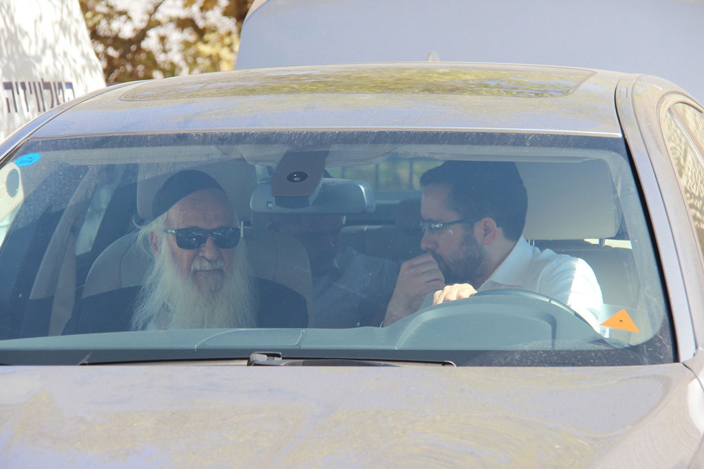 גלרית ענק: אלפים ובראשם גדולי ישראל בניחום אבלים בבית הגר"ע יוסף זצוק"ל