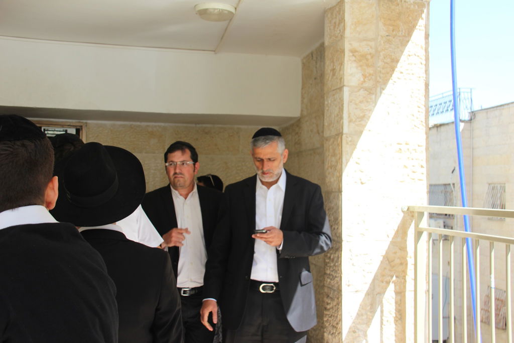 גלרית ענק: אלפים ובראשם גדולי ישראל בניחום אבלים בבית הגר"ע יוסף זצוק"ל