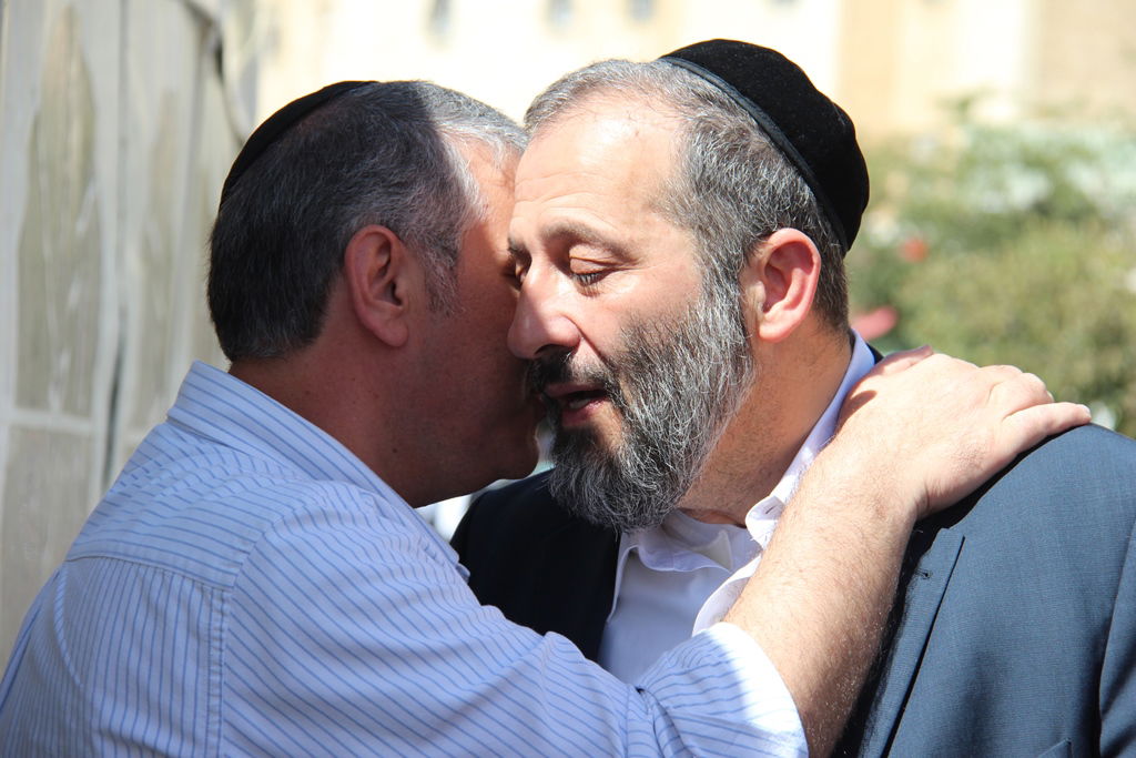 גלרית ענק: אלפים ובראשם גדולי ישראל בניחום אבלים בבית הגר"ע יוסף זצוק"ל