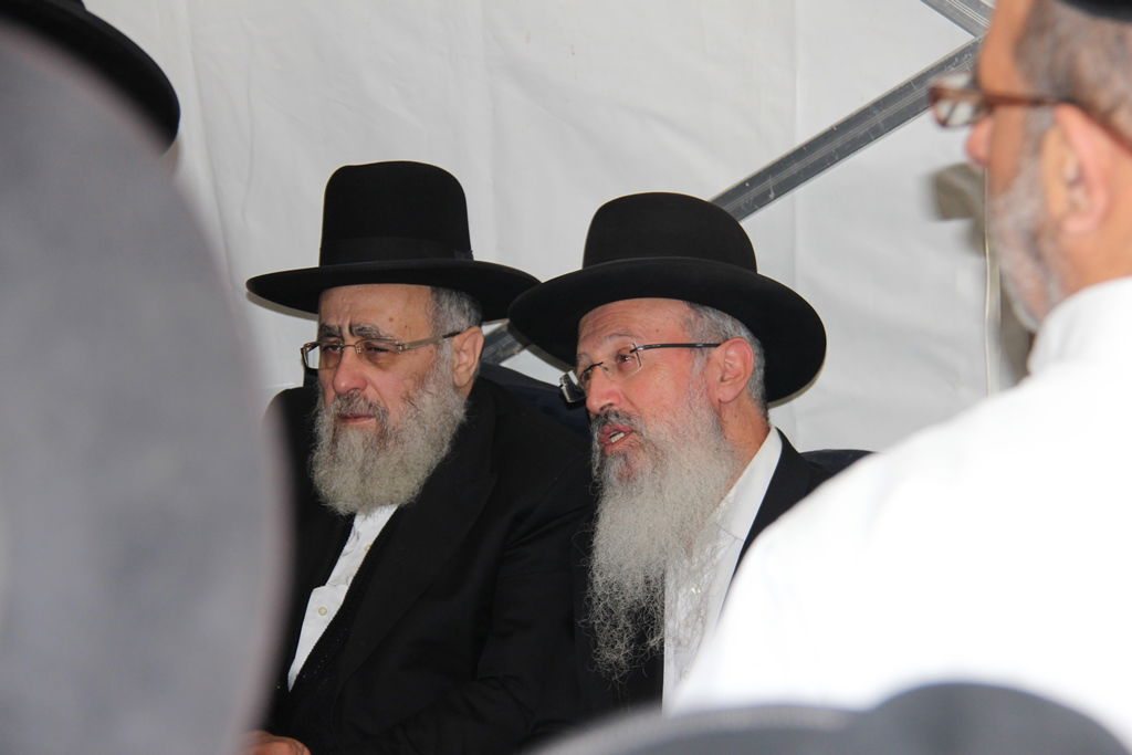 גלרית ענק: אלפים ובראשם גדולי ישראל בניחום אבלים בבית הגר"ע יוסף זצוק"ל