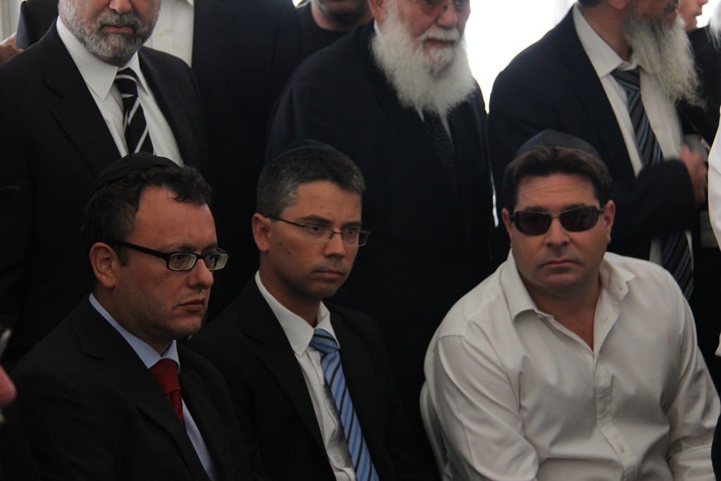 גלרית ענק: אלפים ובראשם גדולי ישראל בניחום אבלים בבית הגר"ע יוסף זצוק"ל