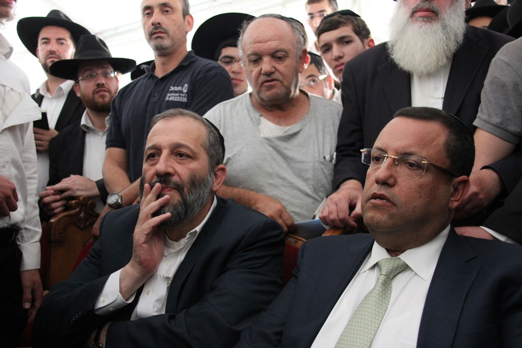 גלרית ענק: אלפים ובראשם גדולי ישראל בניחום אבלים בבית הגר"ע יוסף זצוק"ל