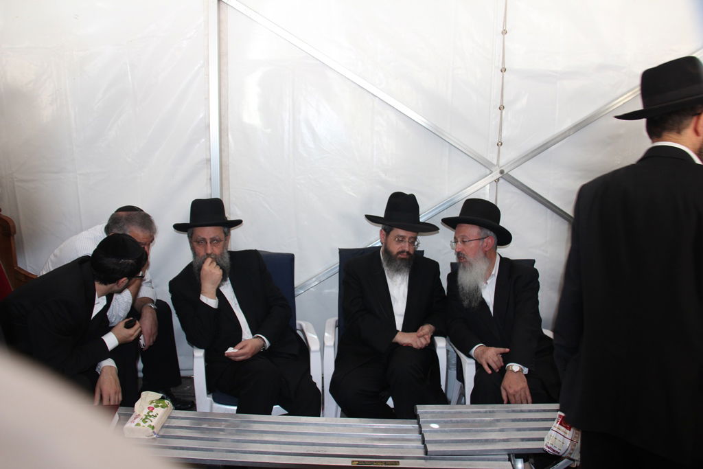 גלרית ענק: אלפים ובראשם גדולי ישראל בניחום אבלים בבית הגר"ע יוסף זצוק"ל