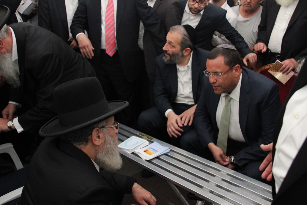 גלרית ענק: אלפים ובראשם גדולי ישראל בניחום אבלים בבית הגר"ע יוסף זצוק"ל