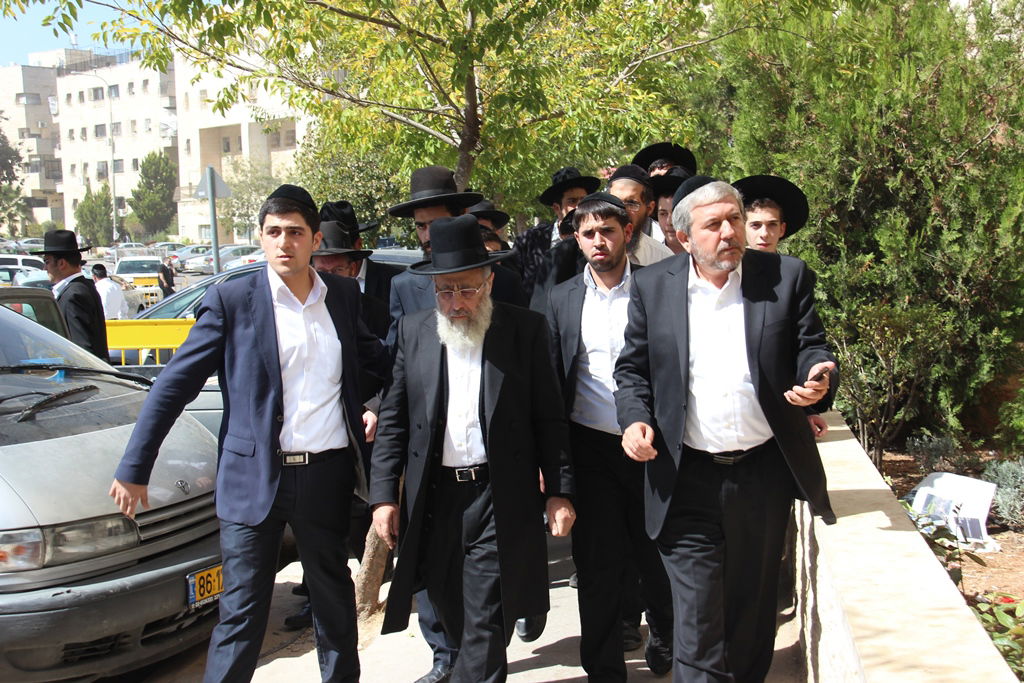 גלרית ענק: אלפים ובראשם גדולי ישראל בניחום אבלים בבית הגר"ע יוסף זצוק"ל