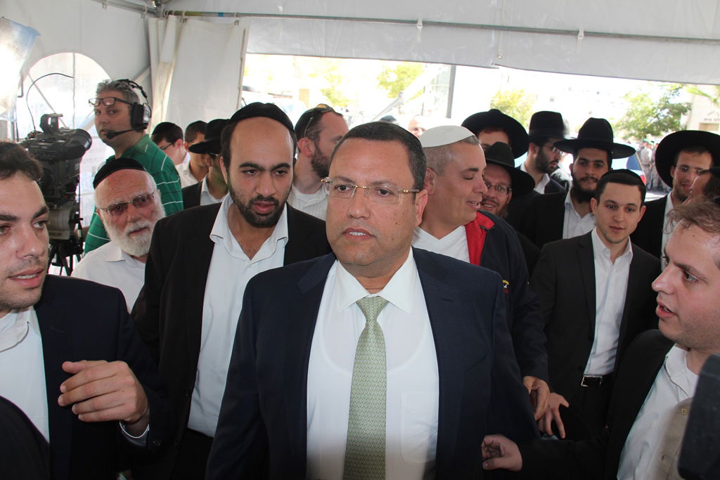 גלרית ענק: אלפים ובראשם גדולי ישראל בניחום אבלים בבית הגר"ע יוסף זצוק"ל