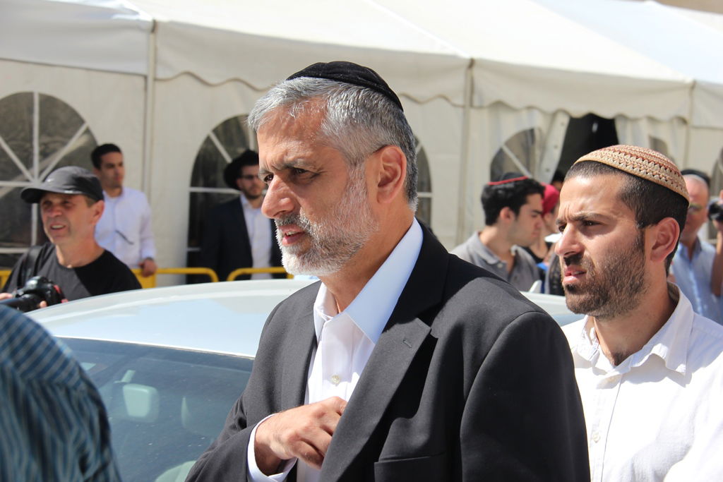 גלרית ענק: אלפים ובראשם גדולי ישראל בניחום אבלים בבית הגר"ע יוסף זצוק"ל