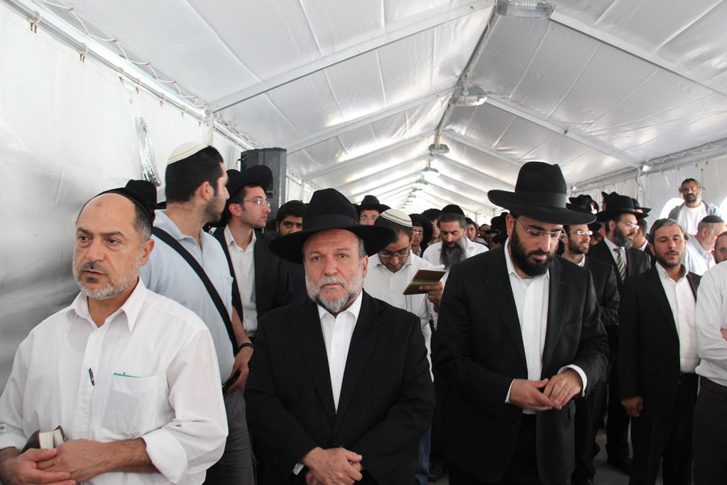 גלרית ענק: אלפים ובראשם גדולי ישראל בניחום אבלים בבית הגר"ע יוסף זצוק"ל