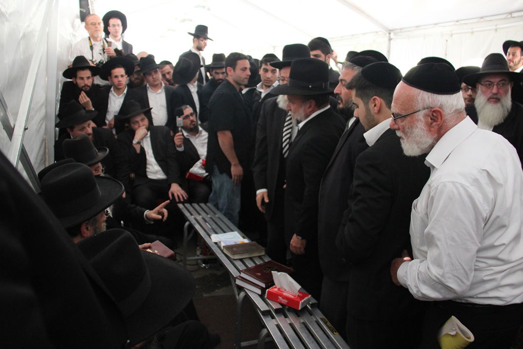 גלרית ענק: אלפים ובראשם גדולי ישראל בניחום אבלים בבית הגר"ע יוסף זצוק"ל