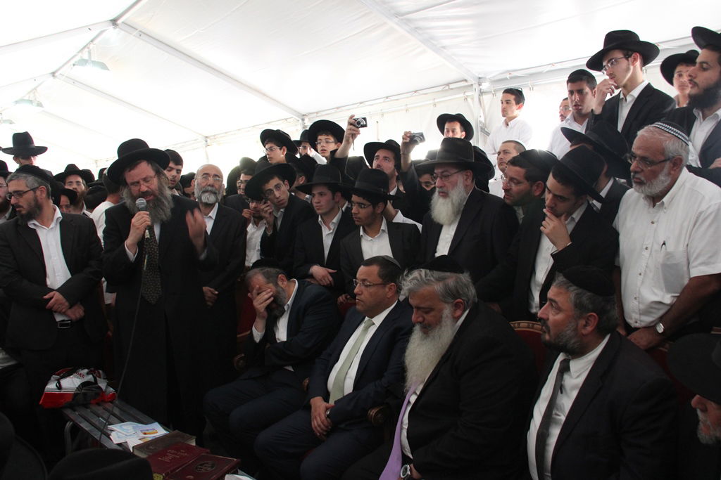 גלרית ענק: אלפים ובראשם גדולי ישראל בניחום אבלים בבית הגר"ע יוסף זצוק"ל