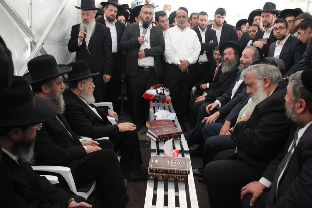 גלרית ענק: אלפים ובראשם גדולי ישראל בניחום אבלים בבית הגר"ע יוסף זצוק"ל