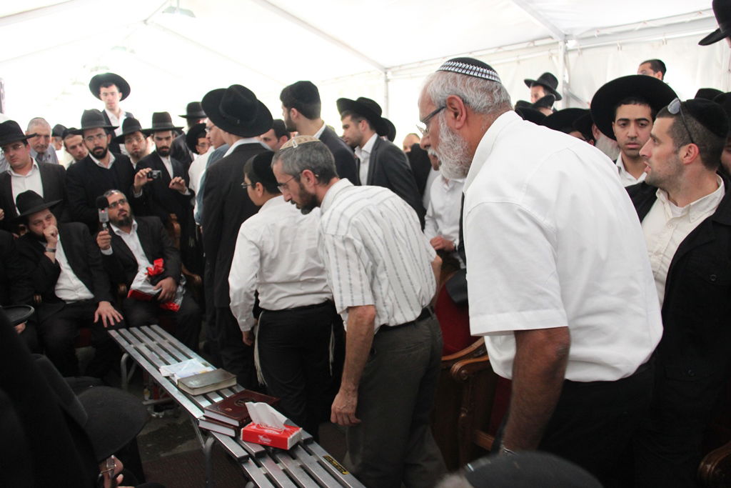 גלרית ענק: אלפים ובראשם גדולי ישראל בניחום אבלים בבית הגר"ע יוסף זצוק"ל