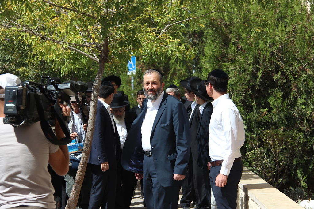 גלרית ענק: אלפים ובראשם גדולי ישראל בניחום אבלים בבית הגר"ע יוסף זצוק"ל