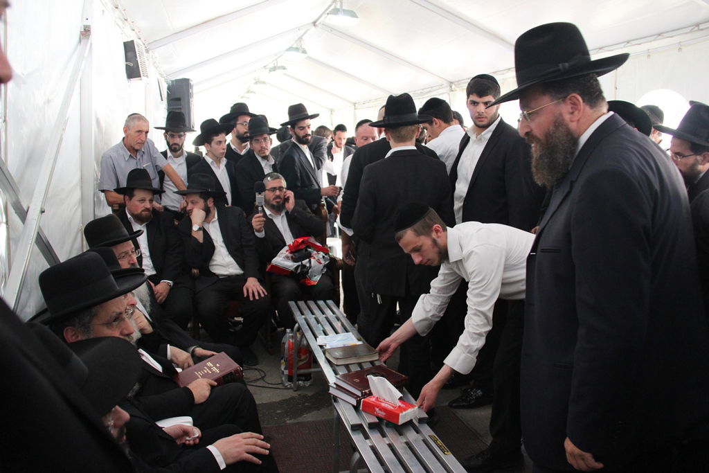 גלרית ענק: אלפים ובראשם גדולי ישראל בניחום אבלים בבית הגר"ע יוסף זצוק"ל