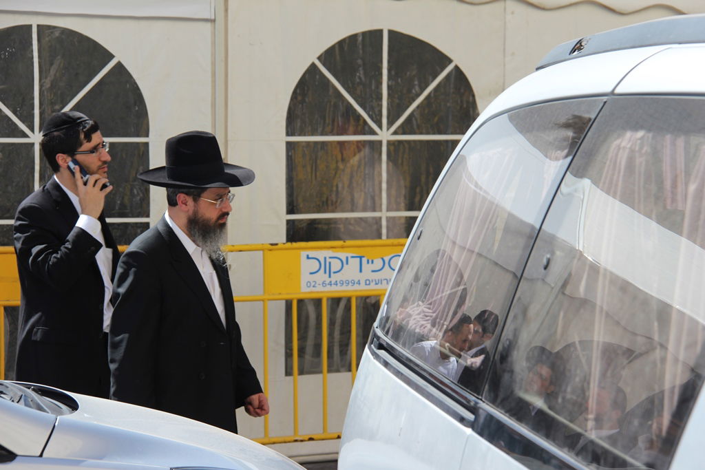 גלרית ענק: אלפים ובראשם גדולי ישראל בניחום אבלים בבית הגר"ע יוסף זצוק"ל