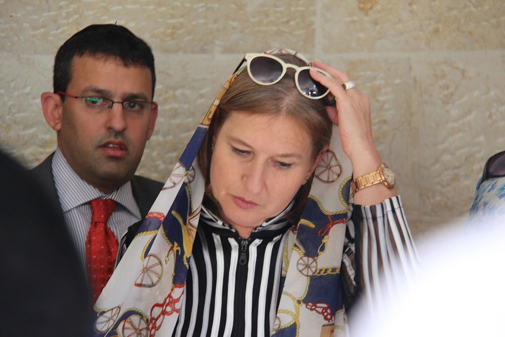 גלרית ענק: אלפים ובראשם גדולי ישראל בניחום אבלים בבית הגר"ע יוסף זצוק"ל