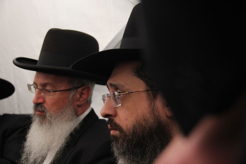 גלרית ענק: אלפים ובראשם גדולי ישראל בניחום אבלים בבית הגר"ע יוסף זצוק"ל