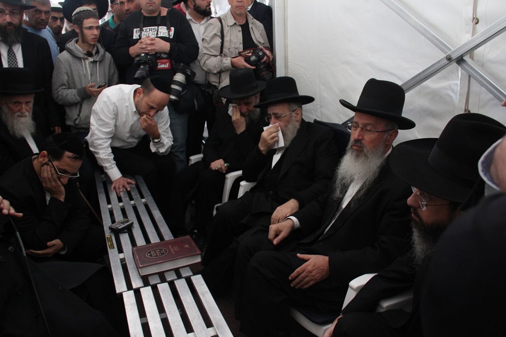 גלרית ענק: אלפים ובראשם גדולי ישראל בניחום אבלים בבית הגר"ע יוסף זצוק"ל