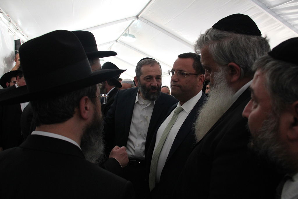 גלרית ענק: אלפים ובראשם גדולי ישראל בניחום אבלים בבית הגר"ע יוסף זצוק"ל