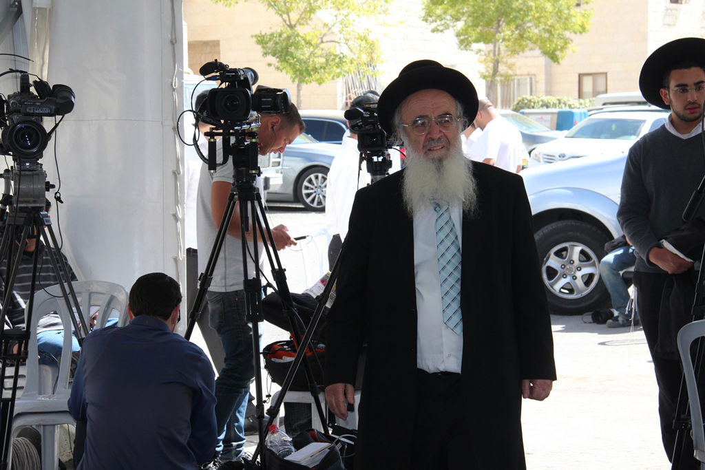 גלרית ענק: אלפים ובראשם גדולי ישראל בניחום אבלים בבית הגר"ע יוסף זצוק"ל