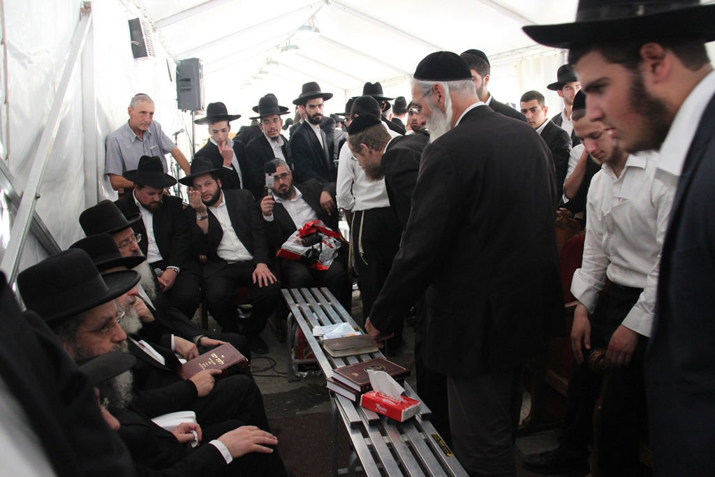 גלרית ענק: אלפים ובראשם גדולי ישראל בניחום אבלים בבית הגר"ע יוסף זצוק"ל