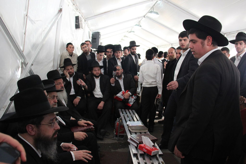 גלרית ענק: אלפים ובראשם גדולי ישראל בניחום אבלים בבית הגר"ע יוסף זצוק"ל