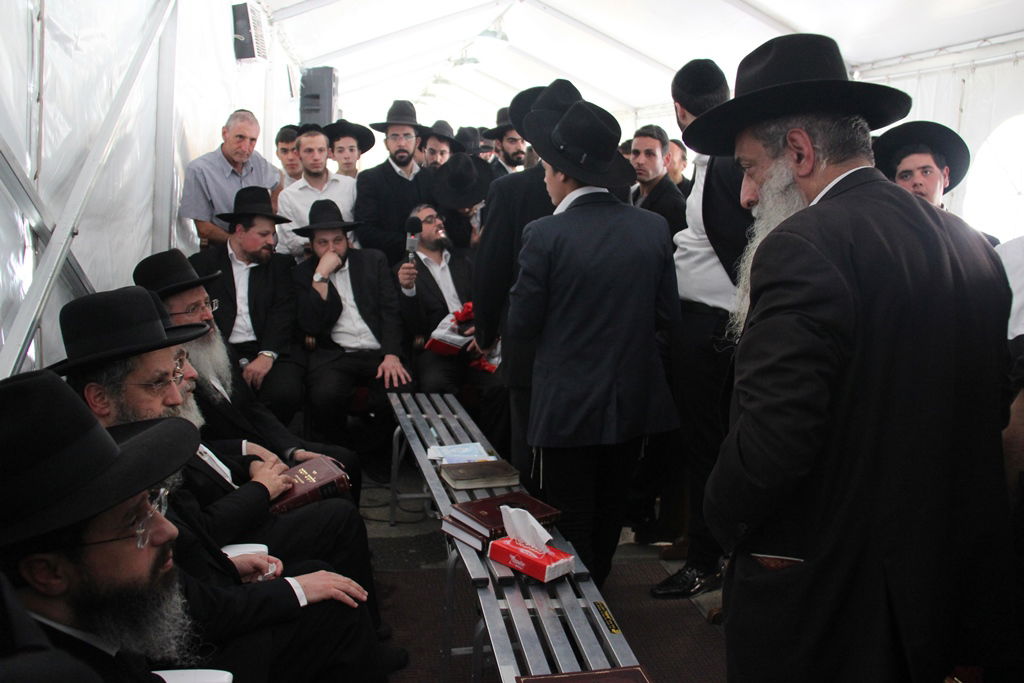 גלרית ענק: אלפים ובראשם גדולי ישראל בניחום אבלים בבית הגר"ע יוסף זצוק"ל