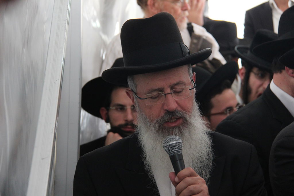 גלרית ענק: אלפים ובראשם גדולי ישראל בניחום אבלים בבית הגר"ע יוסף זצוק"ל