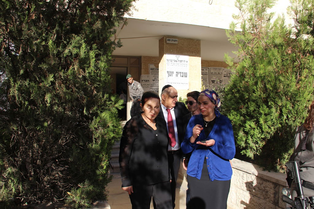 גלרית ענק: אלפים ובראשם גדולי ישראל בניחום אבלים בבית הגר"ע יוסף זצוק"ל