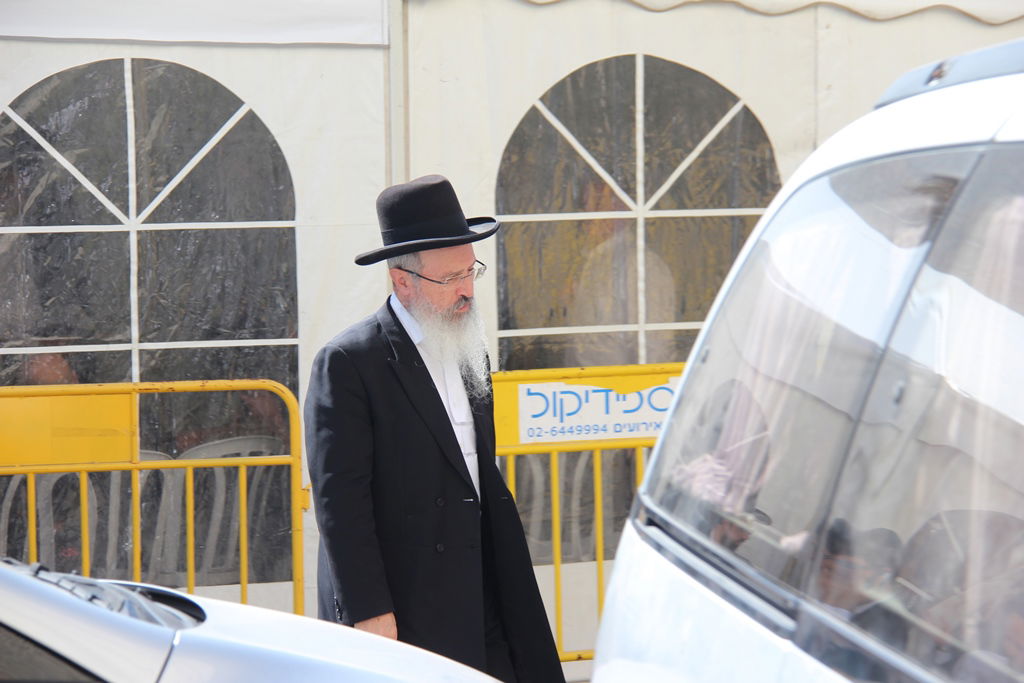 גלרית ענק: אלפים ובראשם גדולי ישראל בניחום אבלים בבית הגר"ע יוסף זצוק"ל