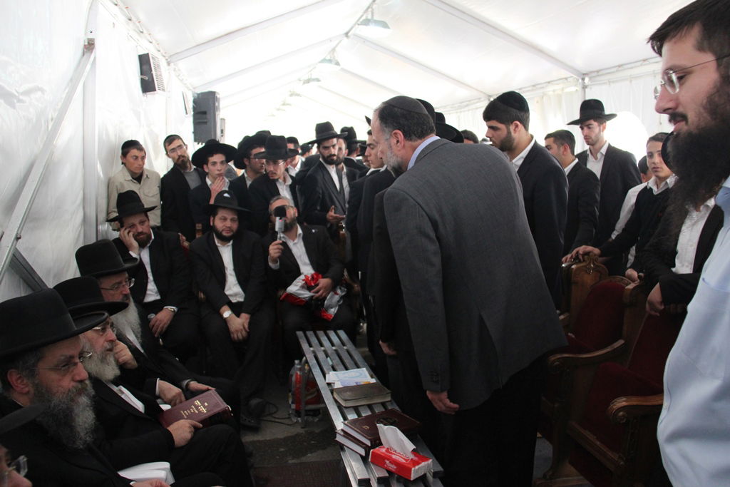 גלרית ענק: אלפים ובראשם גדולי ישראל בניחום אבלים בבית הגר"ע יוסף זצוק"ל