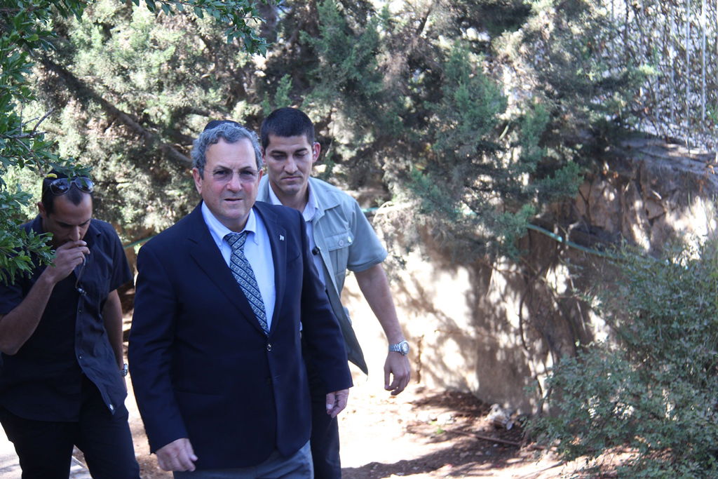 גלרית ענק: אלפים ובראשם גדולי ישראל בניחום אבלים בבית הגר"ע יוסף זצוק"ל