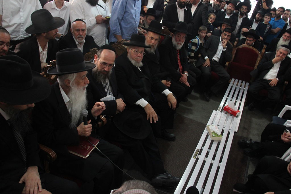 גלרית ענק: אלפים ובראשם גדולי ישראל בניחום אבלים בבית הגר"ע יוסף זצוק"ל