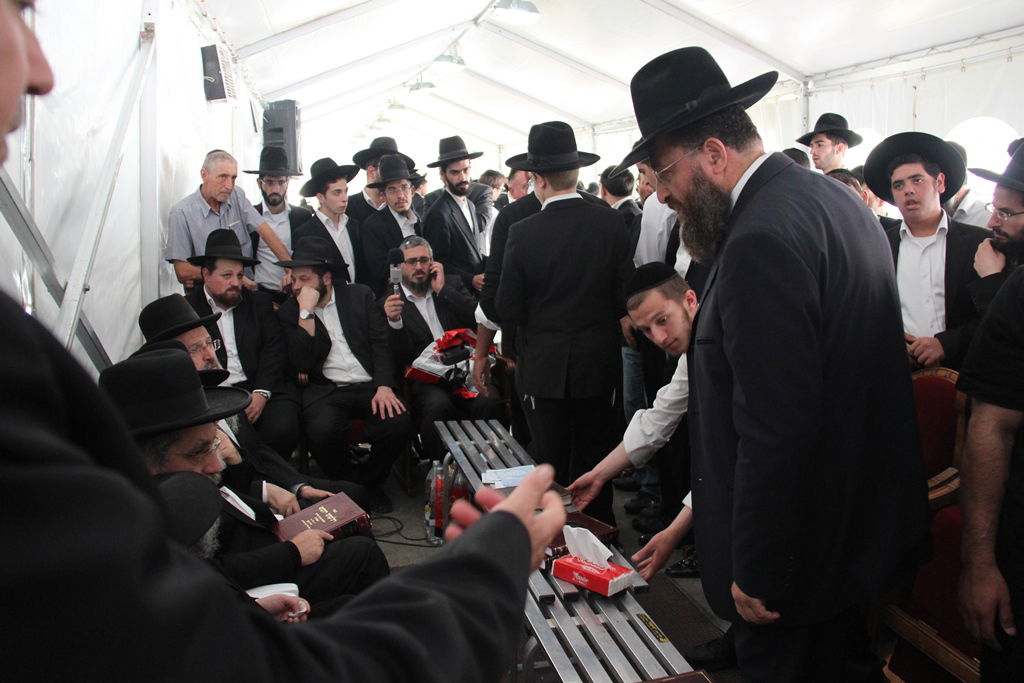 גלרית ענק: אלפים ובראשם גדולי ישראל בניחום אבלים בבית הגר"ע יוסף זצוק"ל