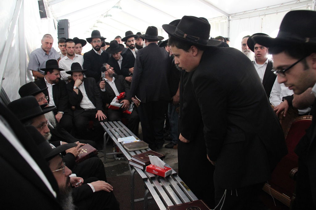 גלרית ענק: אלפים ובראשם גדולי ישראל בניחום אבלים בבית הגר"ע יוסף זצוק"ל