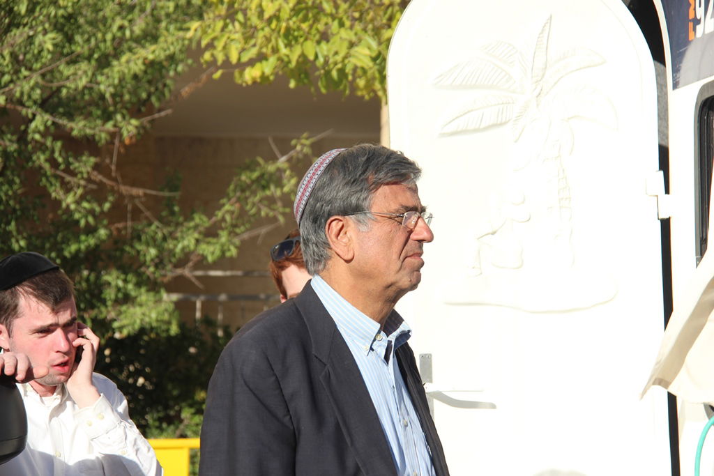 גלרית ענק: אלפים ובראשם גדולי ישראל בניחום אבלים בבית הגר"ע יוסף זצוק"ל