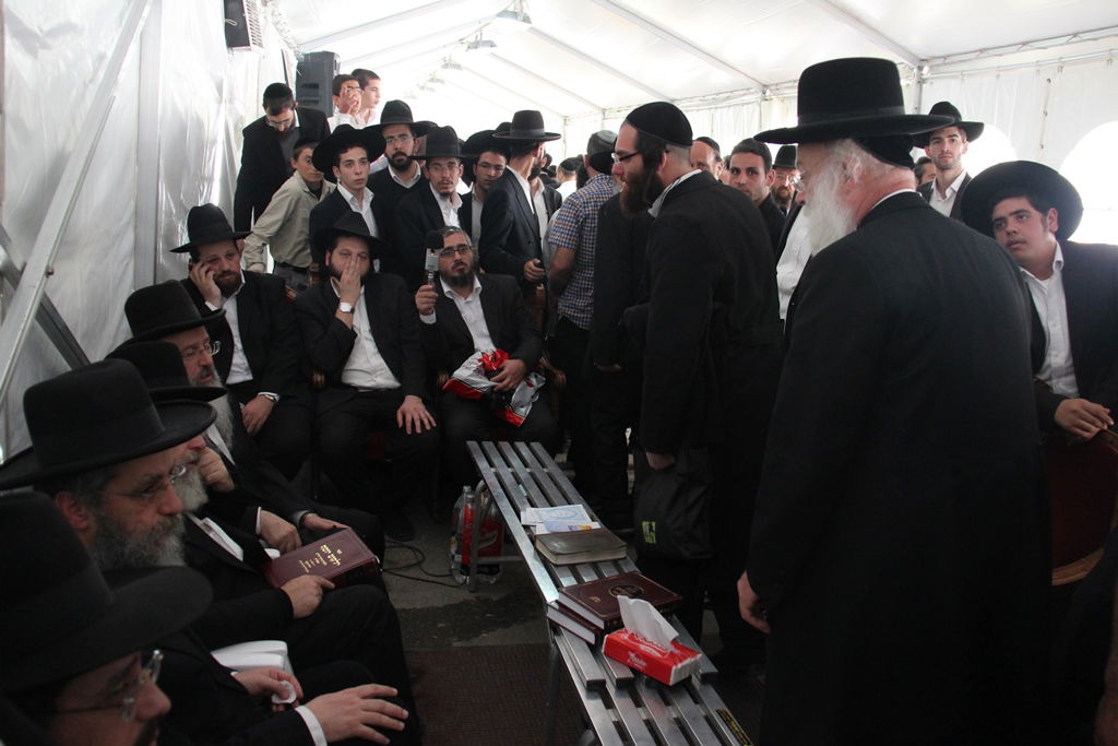 גלרית ענק: אלפים ובראשם גדולי ישראל בניחום אבלים בבית הגר"ע יוסף זצוק"ל