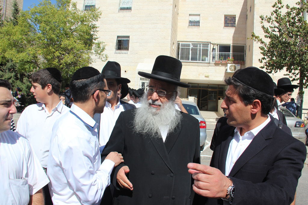 גלרית ענק: אלפים ובראשם גדולי ישראל בניחום אבלים בבית הגר"ע יוסף זצוק"ל