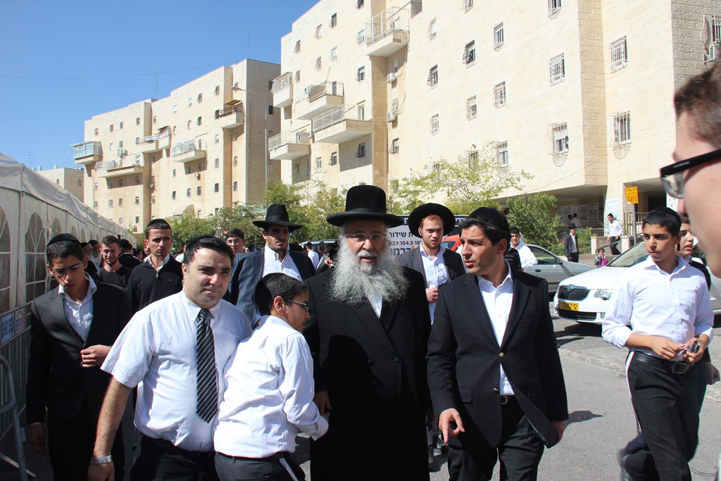 גלרית ענק: אלפים ובראשם גדולי ישראל בניחום אבלים בבית הגר"ע יוסף זצוק"ל