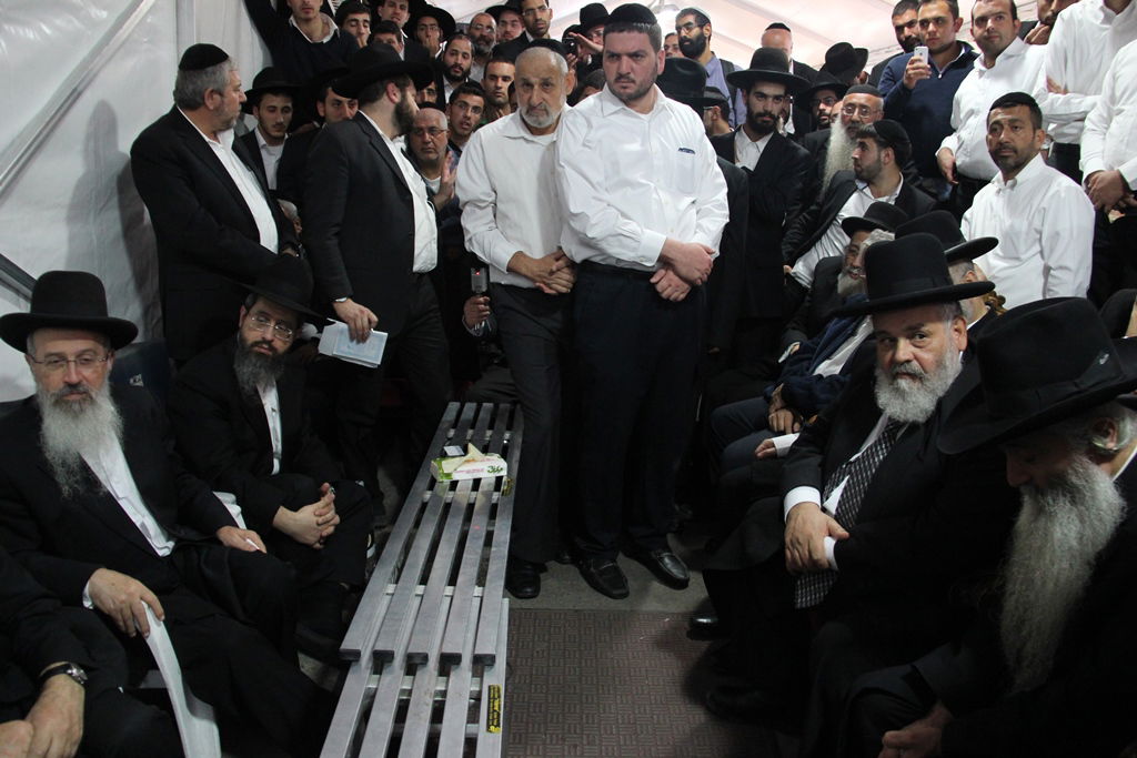 גלרית ענק: אלפים ובראשם גדולי ישראל בניחום אבלים בבית הגר"ע יוסף זצוק"ל