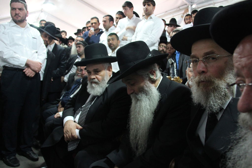 גלרית ענק: אלפים ובראשם גדולי ישראל בניחום אבלים בבית הגר"ע יוסף זצוק"ל