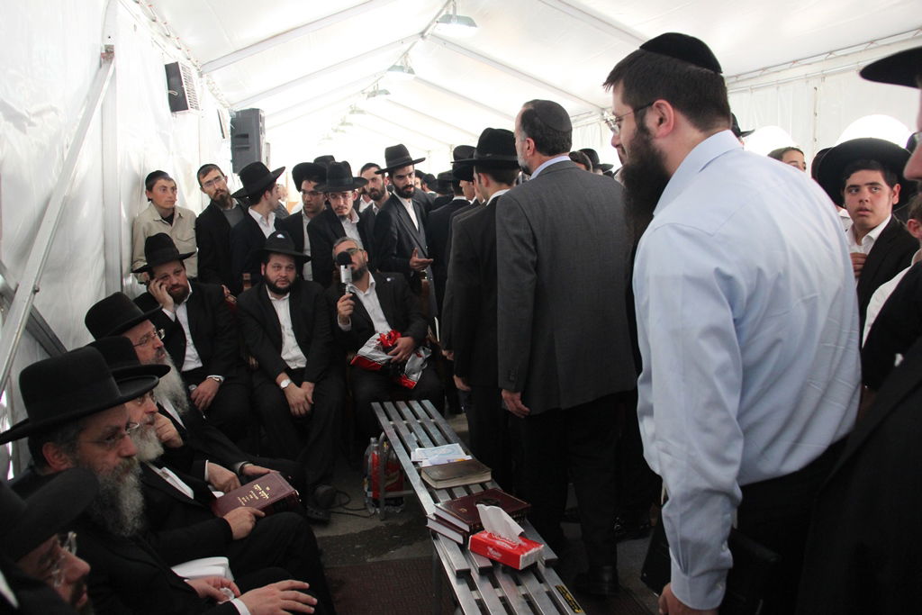 גלרית ענק: אלפים ובראשם גדולי ישראל בניחום אבלים בבית הגר"ע יוסף זצוק"ל