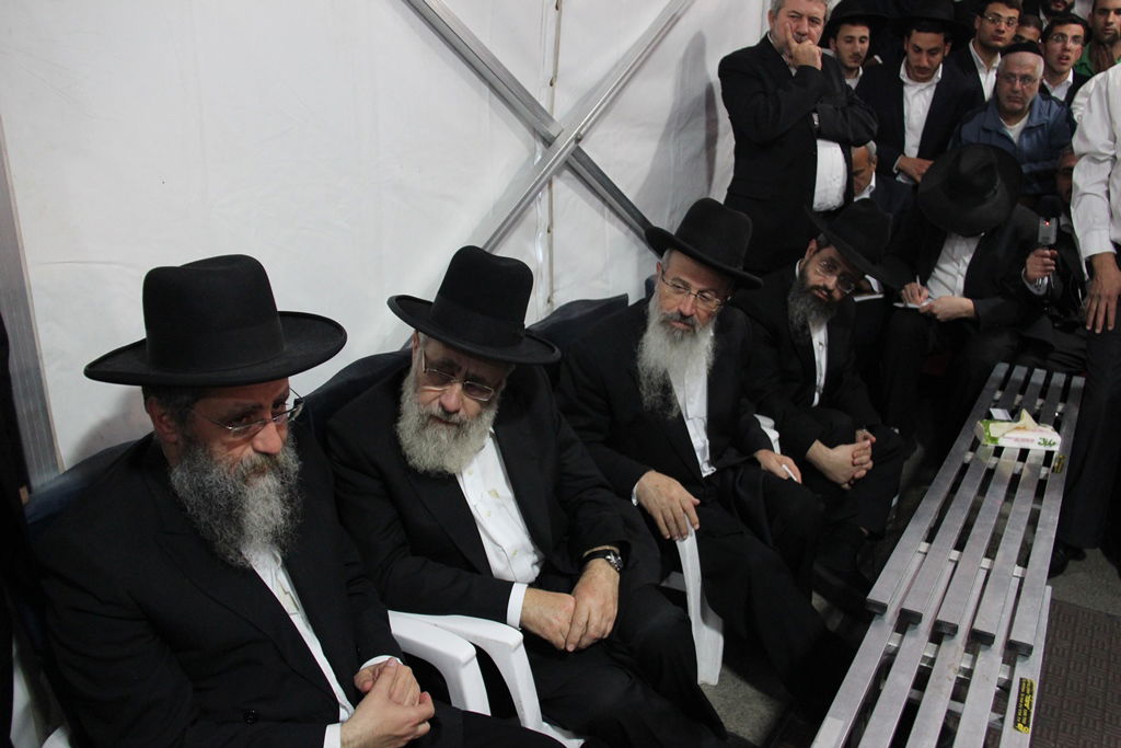 גלרית ענק: אלפים ובראשם גדולי ישראל בניחום אבלים בבית הגר"ע יוסף זצוק"ל