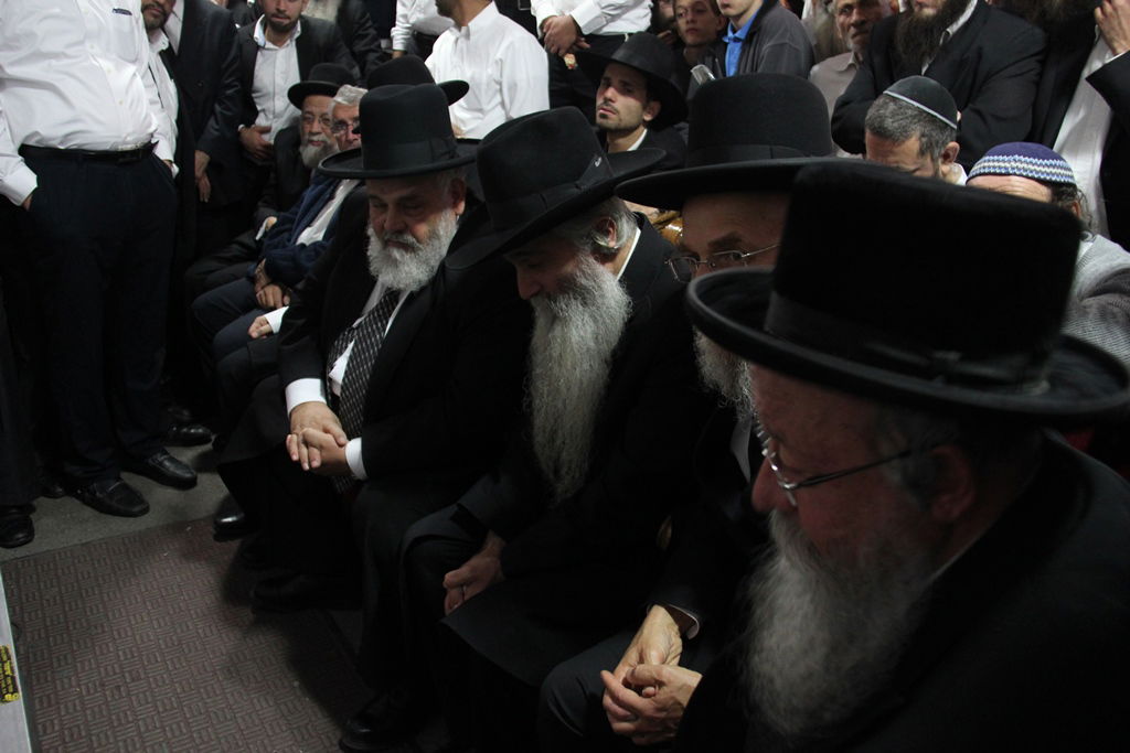 גלרית ענק: אלפים ובראשם גדולי ישראל בניחום אבלים בבית הגר"ע יוסף זצוק"ל