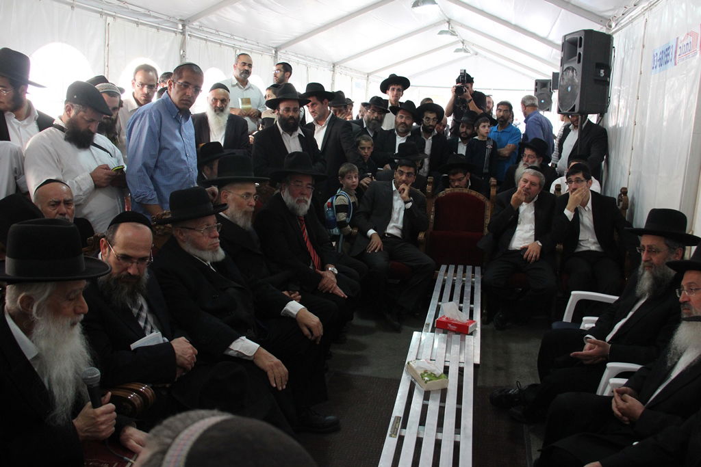 גלרית ענק: אלפים ובראשם גדולי ישראל בניחום אבלים בבית הגר"ע יוסף זצוק"ל