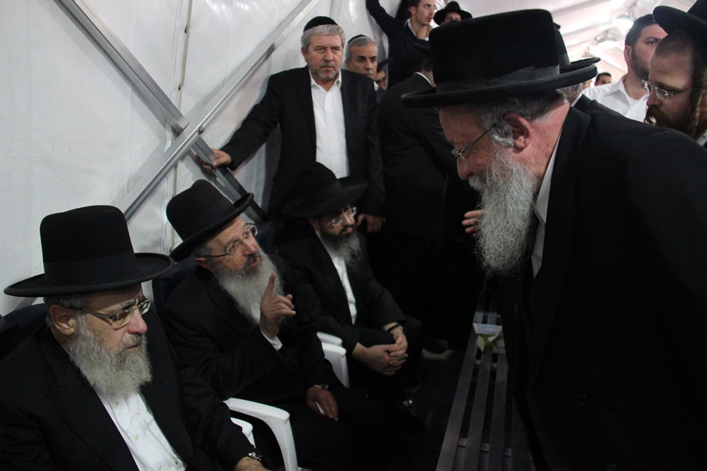 גלרית ענק: אלפים ובראשם גדולי ישראל בניחום אבלים בבית הגר"ע יוסף זצוק"ל