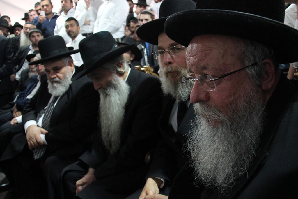 גלרית ענק: אלפים ובראשם גדולי ישראל בניחום אבלים בבית הגר"ע יוסף זצוק"ל